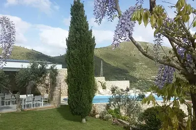 Image de Villa avec piscine privée et vue sur la mer, Situation calme, à 10 minutes de la plage