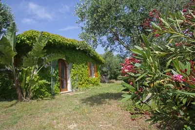Image de villa avec un grand jardin près de la mer pour 8 personnes