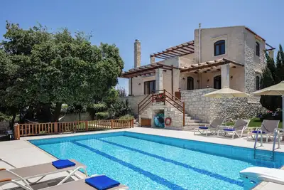 Villa en pierre dans un village pittoresque! Piscine privée et intimité totale!