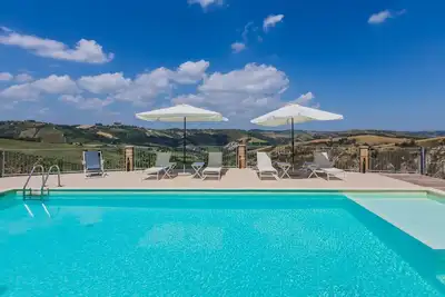Image de Villa Calanchi avec piscine et vue magnifique sur la campagne, à seulement 20 km de la mer Adriatique