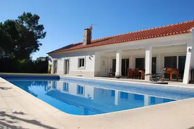Image de Villa de 4 chambres avec jardin et piscine