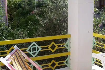 Image de Appartement commode, 400 mètres de la mer, central, dans une maison avec jardin