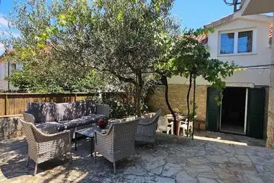 Image de Cottage en pierre ancien, rénové, dans le village de pêcheurs en bord de mer.
