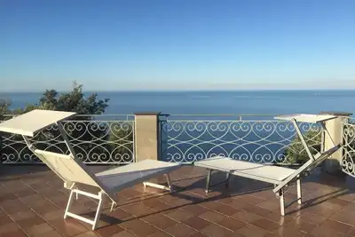 Image de chalet dans le jardin privé avec vue sur la mer et les montagnes, près des Cinque Terre