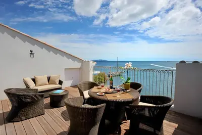 Image de vue sur la mer à couper le souffle depuis la grande terrasse privée sur le toit à Port Rive Gauche