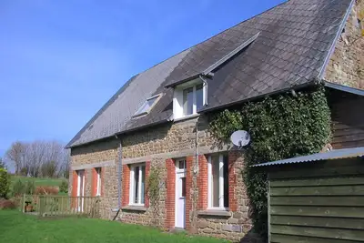 Image de Ferme 17ème siècle avec grand jardin clos dans la campagne tranquille