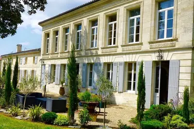 Image de Historique villa située dans un beau jardin face sud-