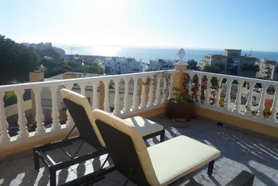 Image de Maison de ville avec piscine partagée et superbe terrasse sur le toit, près de la plage