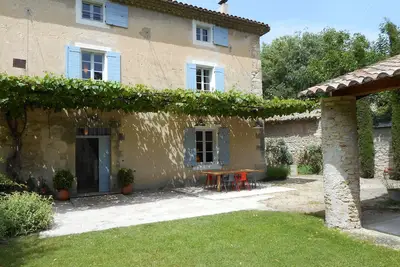 Image de Ancien mas provençal avec jardin fermé