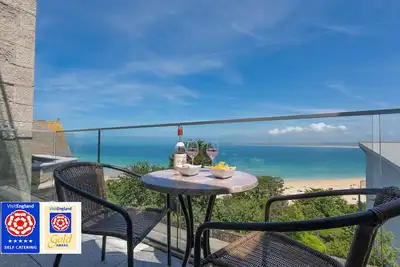 Image de Luxueux 5 * appartement en bord de mer, wifi gratuit et Sky Tv