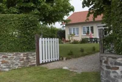 Image de Maison avec jardin à la campagne, non loin du parc naturel des volcans