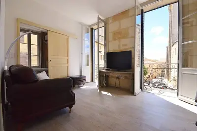 Image de Appartement au 2ème étage dans une maison de style parisien face au Palais Ducal.