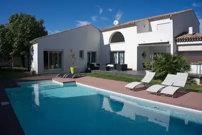 Image de villa moderne 10 personnes  tout confort avec piscine  a proximité de la mer
