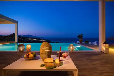 Image de Exceptionnelle villa de 4 chambres et 5 salles de bain avec vue sur la mer, Ă quelques minutes de Lindos.