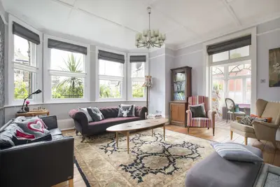 Image de Maison individuelle, élégant et éclectique avec un style dos décontracté. Jardin clos