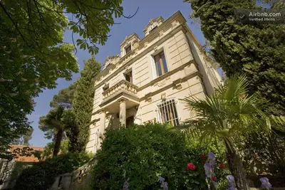 Image de Castel du Xix dans cadre de verdure à Aix, vastes terrasses, piscine Xl, clim