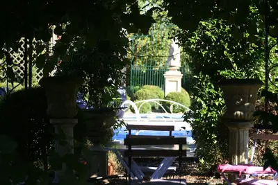 Image de Gite de luxe dans un cadre paisible avec piscine privée chauffée à l'eau salée