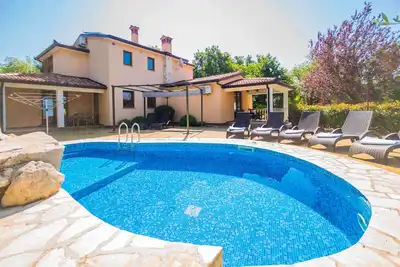 Villa avec piscine privée, entièrement clôturée et acceptant les animaux domestiques près de la mer