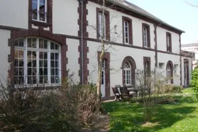 Image de Maison de charme 450m2, jardin clos, parking, centre ville, 200m de la plage