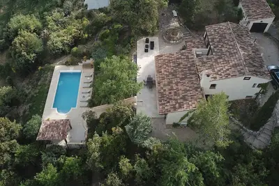 Image de Très belle villa tout confort avec piscine et pool house surplombant le lac.