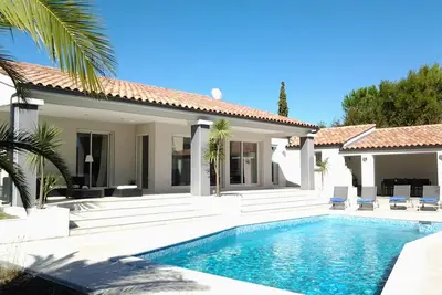 Image de villa moderne avec piscine proximité des plages.