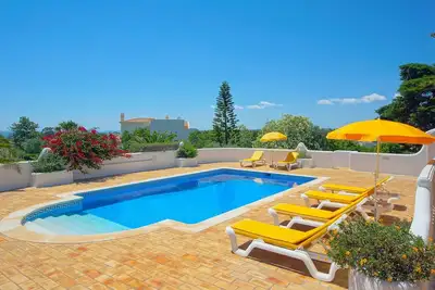 Image de Casa Bouganvila avec vues panoramiques sur la mer dans quartier résidentiel