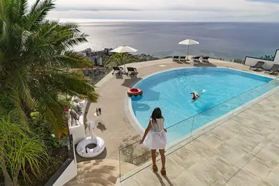 Image de Sky Villa, piscine fantastique et vue phénoménale dans l'urbanisation de luxe.