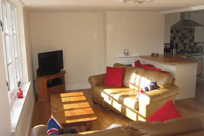 Image de Maisonnette de vacances à la bière avec parking et balcon, près de la plage, des commerces et des pubs