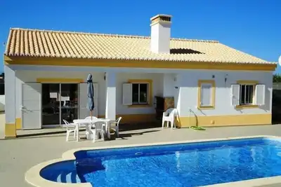 Villa moderne, piscine calme, privé, proche de la mer, dans la réserve naturelle, 6 lits