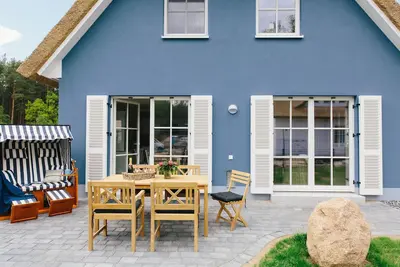 Image de gel calme. Maison au toit de chaume f. 7 adultes \/ 6 adultes + 2 enfants Sauna, cheminée, WiFi, jardin \/ clôture