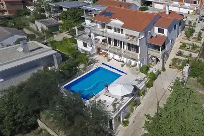 Image de Charmante villa avec piscine dans une oasis de calme et de détente