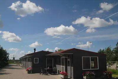 Image de Hébergement de groupe de luxe dans une zone rurale avec son propre espace extérieur.