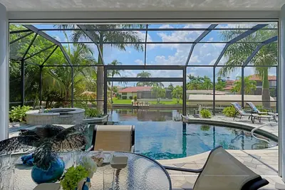 Grande villa de luxe avec piscine et sep. Jacuzzi, proche de la plage au yacht club, bateau de sport