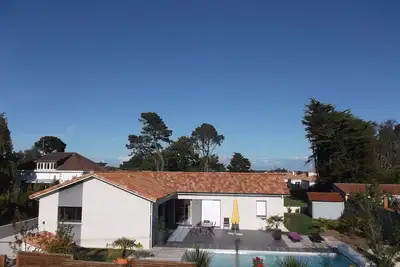 Image de villa et piscine chauffée 800m de la plage et du centre de pornic à pied wifi