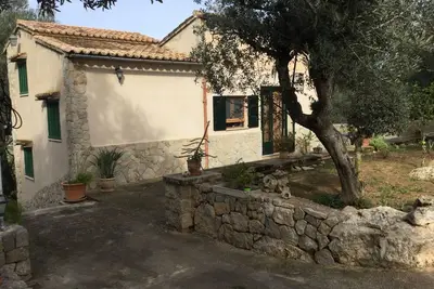 Image de Maison de campagne romantique en pleine nature avec wifi et climatisation.