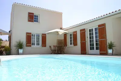 Image de P2 Accueillant appartement Ă un lit avec jardin attrayant et piscine, Wifi gratuit