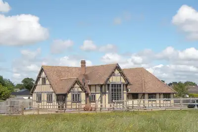 Image de Hall Baronial situé dans 7 acres avec piscine privée chauffée et 6 chambres toutes avec salle de bains