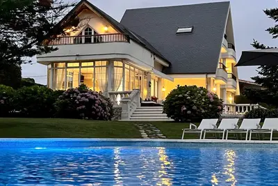 Authentique villa de luxe avec piscine, jardin et Spa. A six minutes de la plage