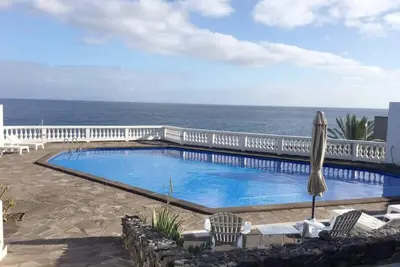 Image de Maison en bord de mer avec piscine