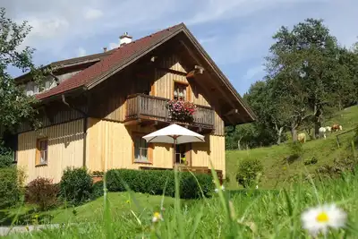 Image de Maison de vacances confortable Ă la campagne dans un endroit forestier calme avec balcon et Jardin