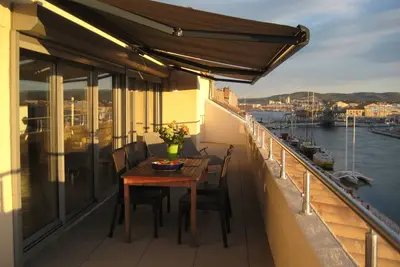 Image de Appartement lumineux Grande terrasse sur canal Centre ville Garage privatif