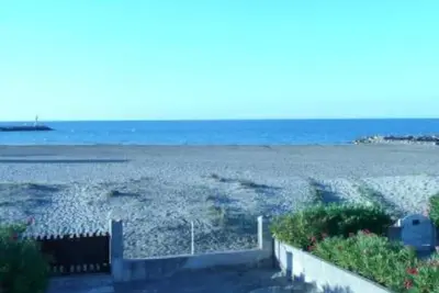 Image de maison familiale entièrement rénovée les pieds dans l'eau