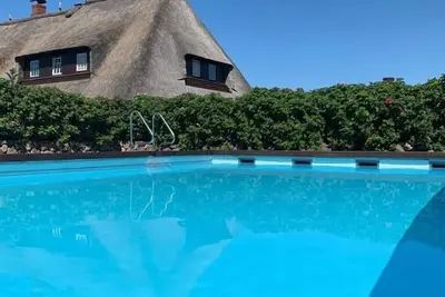 Image de Appartement confortable sous chaume avec piscine extérieure chauffée \"Am Blick\"