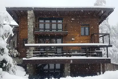 Image de Chalet moderne situé au centre, wifi, bain à remous et feu de bois
