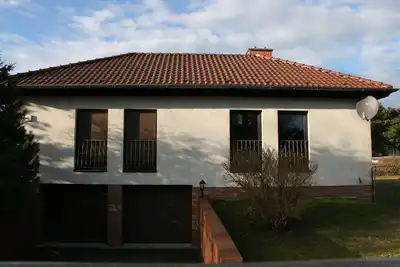 Image de Charmante petite maison dans une zone boisée avec un grand jardin. Animaux acceptés.