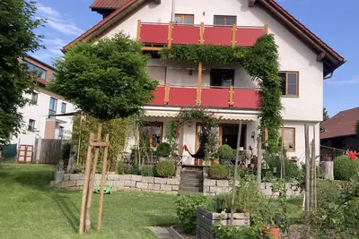 appartement au dernier étage lumineux et spacieux avec balcon et vue sur la montagne
