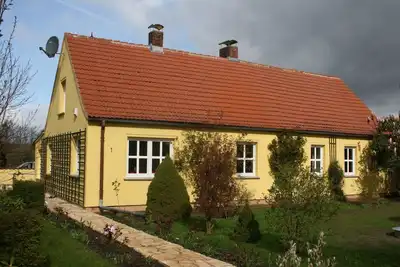 Image de beau jardin avec village idylle sur le lagon