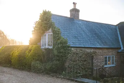 Image de Aile Est de la magnifique ferme Knighton du 17e siècle classée Grade Ii