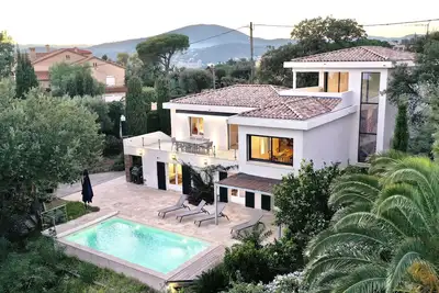Image de Villa Sainte Maxime, proche centre ville, piscine privée chauffée \/ vue mer