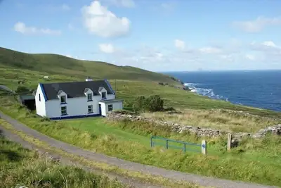 Image de Cottage avec vue grandiose sur la mer sur la côte sud-ouest de l'Irlande